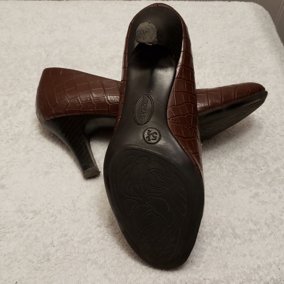 Merona faux crocodile dark brown pumps, 5.5 - Picture 3 of 10